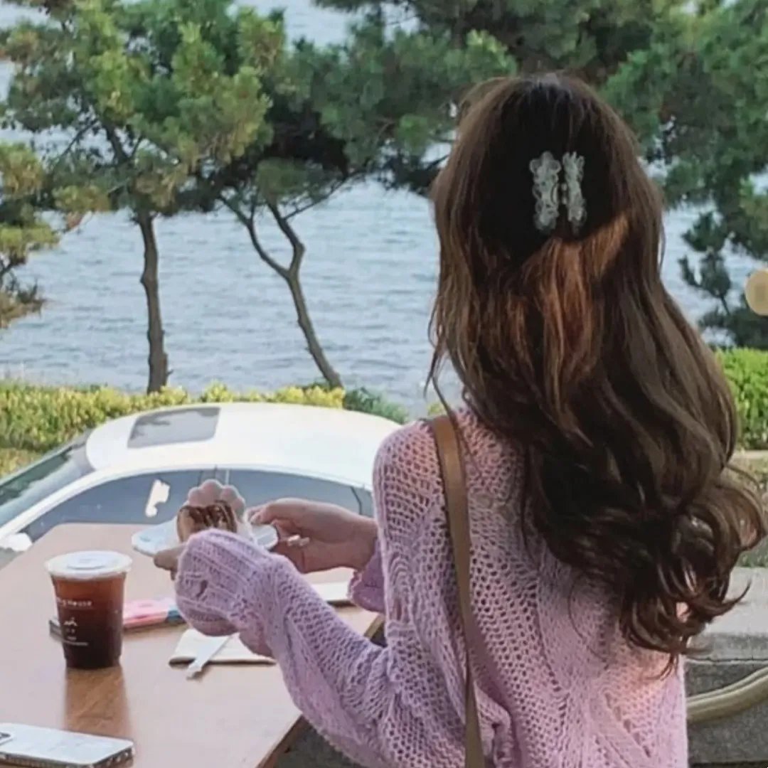 红衣小女孩